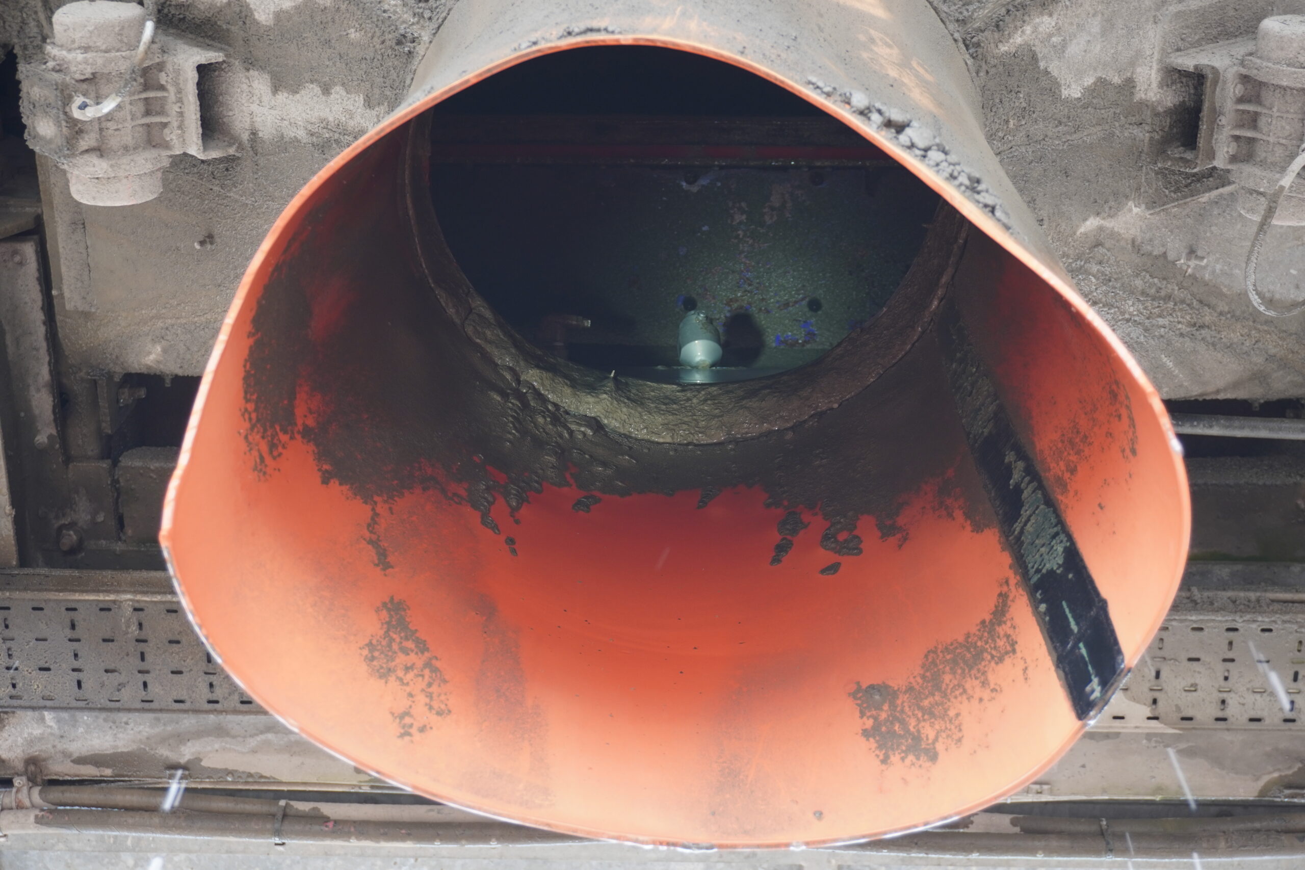 (Autonomous chute cleaner eliminates blockages)